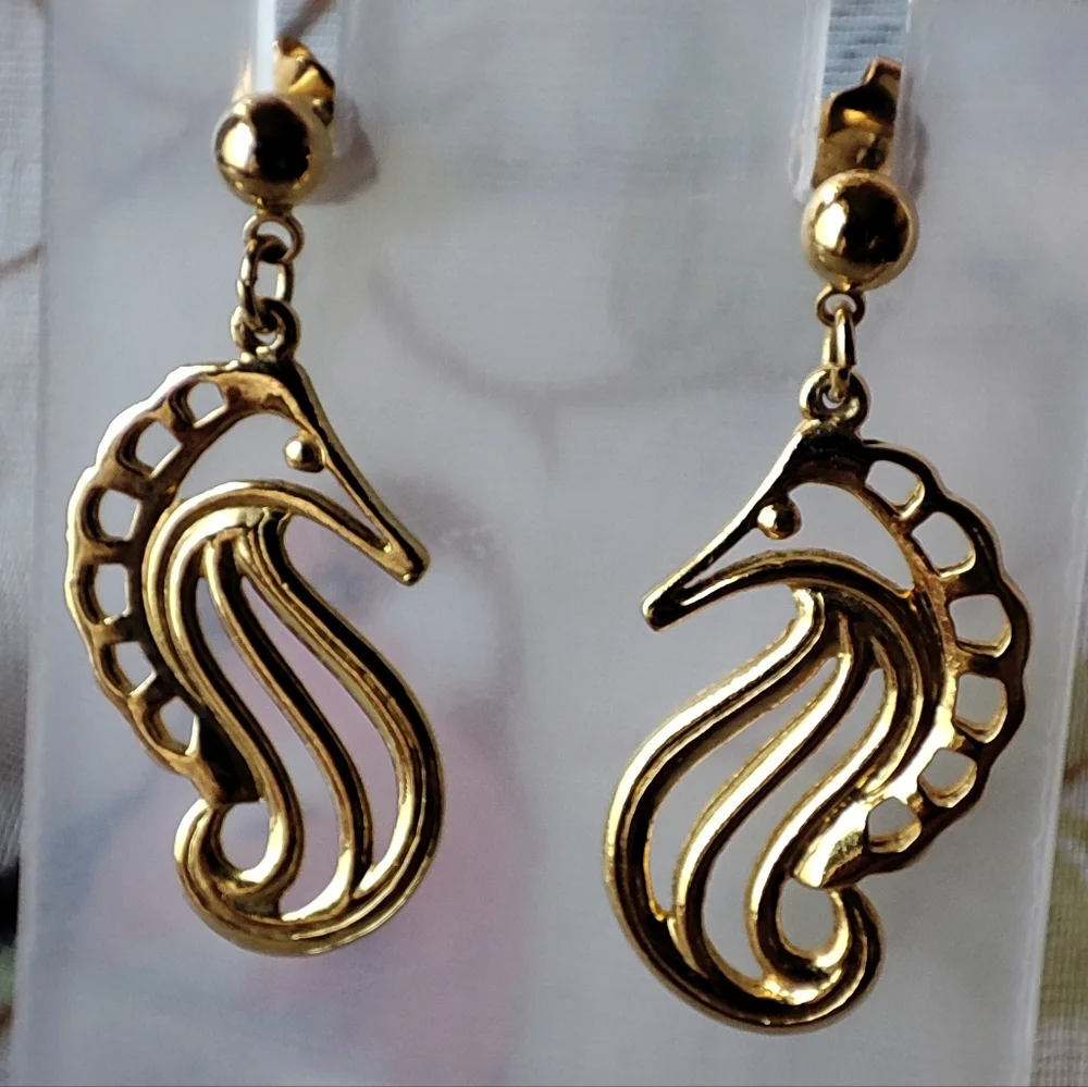 Gold Tone Seahorse Beachcore Jewelry Pierced Earrings Cruise Summer Vibes NEW